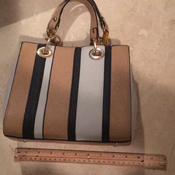 Cute Handbags with crossbody strap. - Picture 2 of 9